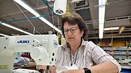 Sie hat die Hosen an (ihrem Platz): Moden&auml;herin Cornelia H&uuml;bschmann arbeitet t&auml;glich an neuen Prototypen bei Forchheims letztem Modekonzern Weber & Ott. Auch wenn die Massenproduktion nicht mehr in Forchheim stattfindet, hat die Firma nach wie vor Gewicht in der Stadt.