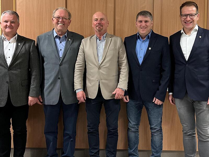 F&uuml;r jahrelange Vereinstreue bei den T&auml;tsch&rsquo;rn geehrt (von links): Bernd Kleinhenz, Josef Krug, Axel Zeier und Oskar Bott, rechts Vorsitzender Michael Sch&auml;fer.