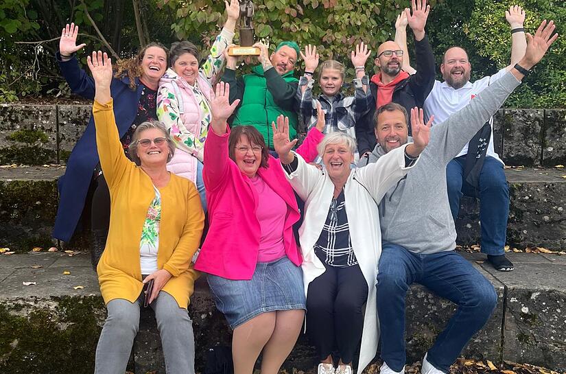 Glückliche Gesichter bei den Schauspielern und der Regie der Stettfelder Freilichtbühne über den Gewinn des Theaterpärlas: Maria Egglseder, Christine Krug, Andrea Ullrich, Udo Busch (vorne von links) sowie Isolde Häußinger, Martina Kneuer, David K... Glückliche Gesichter bei den Schauspielern und der Regie der Stettfelder Freilichtbühne über den Gewinn des Theaterpärlas: Maria Egglseder, Christine Krug, Andrea Ullrich, Udo Busch (vorne von links) sowie Isolde Häußinger, Martina Kneuer, David K...