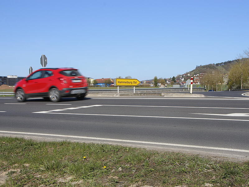 Auf der Umgehungsstra&szlig;e in Hammelburg soll an der Kreuzung in Richtung Kissinger Stra&szlig;e eine Ampel gebaut werden.