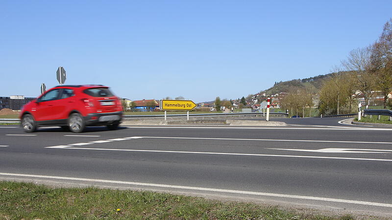 Auf der Umgehungsstra&szlig;e in Hammelburg soll an der Kreuzung in Richtung Kissinger Stra&szlig;e eine Ampel gebaut werden.
