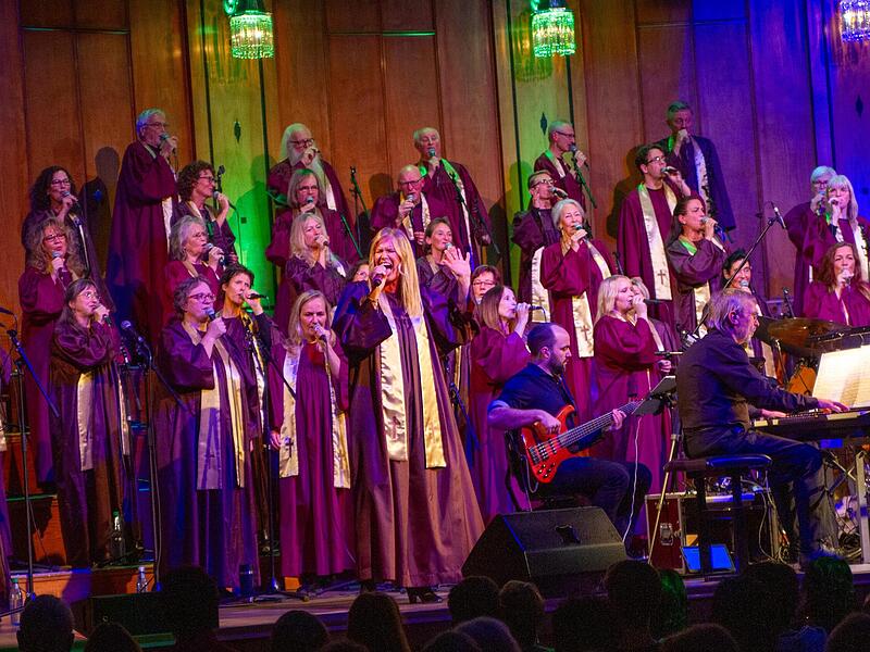 Der Chor in den bekannten weinroten Talaren