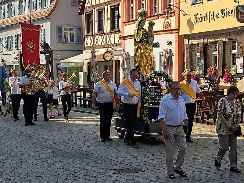 Am Freitag ist die traditionelle Prozession zu Mari&auml; Himmelfahrt durch Forchheim gezogen.