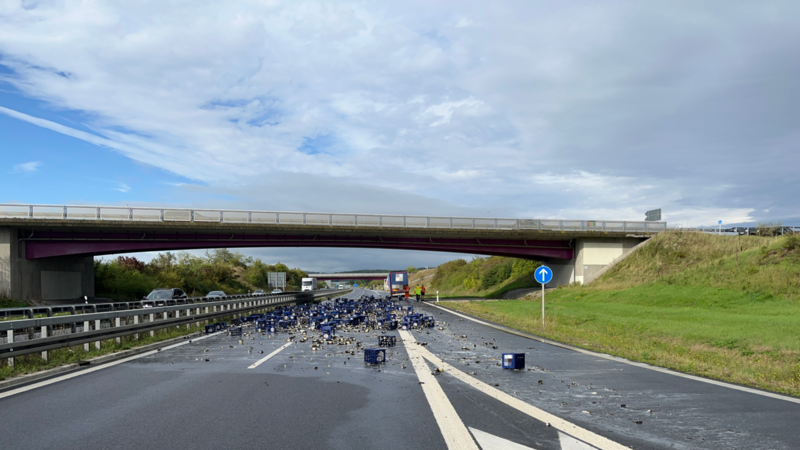 A73 bei Coburg: Lkw verliert rund 150 Bierkästen – Autobahn gesperrt A73 bei Coburg: Lkw verliert rund 150 Bierkästen – Autobahn gesperrt