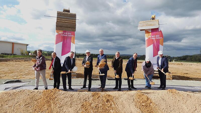 Iim Gewerbegebiet &bdquo;Wirsberger Stra&szlig;e&ldquo; erfolgte der Spatenstich mit Staatsminister Joachim Herrmann zum Neubau einer Integrierten Arbeitslandschaft.