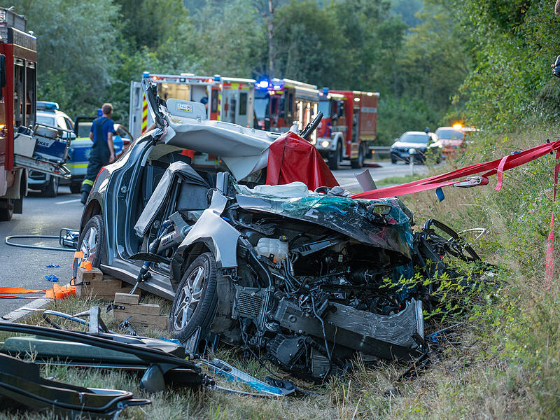 Auto kommt in Gegenverkehr und kollidiert mit Lastwagen: 24-jährige Frau lebensgefährlich verletztSchwerer Unfall Wiesenttal