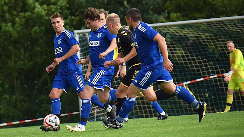 Trotz einer couragierten Mannschaftsleistung verlor der SV Aura (in Blau) seinen Kreisliga-Heimauftakt gegen Thulba. Trotz einer couragierten Mannschaftsleistung verlor der SV Aura (in Blau) seinen Kreisliga-Heimauftakt gegen Thulba.