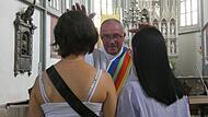 Diakon Manfred Griebel (hier im Bild) und die evangelische Lektorin Cynthia Derra segneten persönlich alle, die dazu bereit waren, unabhängig von ihrer sexuellen Orientierung.