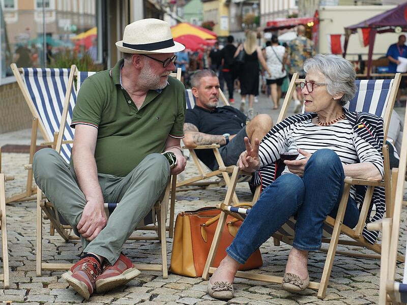 Entspannte Gespr&auml;che im Liegestuhl: Stadtr&auml;tin Adelheid Zimmermann und Thomas Wei&szlig;enfeld auf dem Marktplatz.
