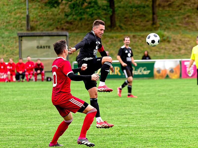 Der TSV 08 Kulmbach k&auml;mpft mit Fabian Fr&uuml;h noch um den Ligaverbleib. Im Hinspiel traf Fr&uuml;h zum 1:1, doch die Neuenmarkter um Patrick T&auml;ffner (vorne) gewannen das Derby mit 2:1.
