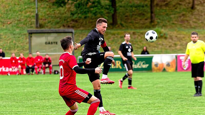 Der TSV 08 Kulmbach k&auml;mpft mit Fabian Fr&uuml;h noch um den Ligaverbleib. Im Hinspiel traf Fr&uuml;h zum 1:1, doch die Neuenmarkter um Patrick T&auml;ffner (vorne) gewannen das Derby mit 2:1.