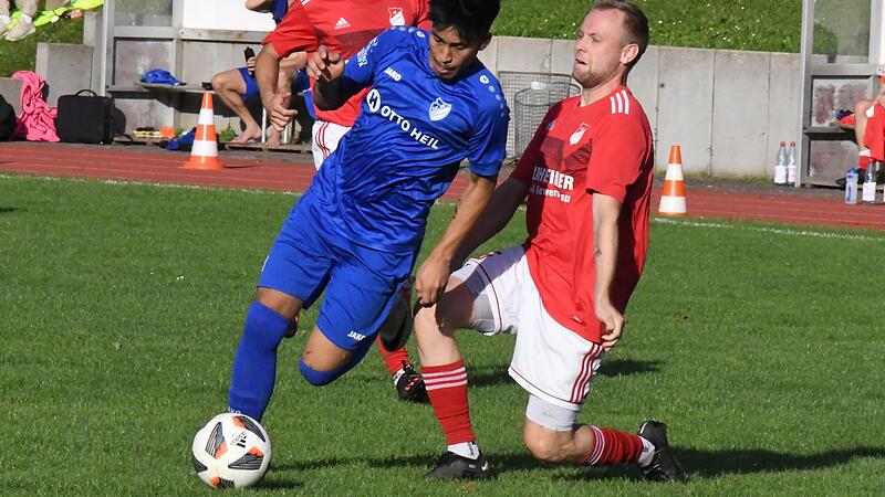 Der Nullsechser Mortaza Ansari (links) machte nach seiner Einwechslung noch einmal Druck, doch Michael Schultheis und sein SV R&ouml;delmaier verteidigten das 1:1.