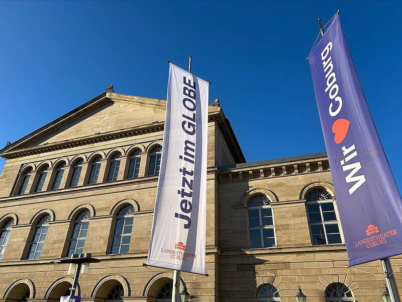 Das Landestheater am Coburger Schlossplatz wird zurzeit nicht bespielt. Bis zur geplanten Sanierung dient das Globe am ehemaligen G&uuml;terbahnhof als Interimsspielst&auml;tte.
