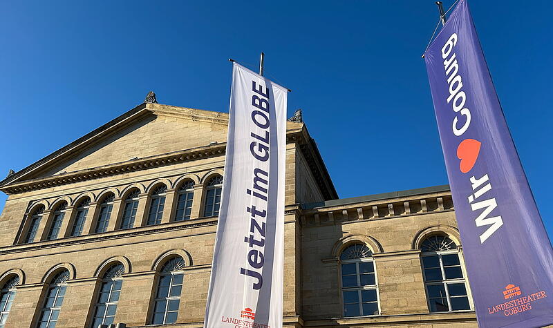 Das Landestheater am Coburger Schlossplatz wird zurzeit nicht bespielt. Bis zur geplanten Sanierung dient das Globe am ehemaligen G&uuml;terbahnhof als Interimsspielst&auml;tte.