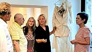 Künstlerin Ingrid Wachsmann erläutert Gästen der Vernissage sowie Projektleiterin Claudia Schwarz ihr Werk. Hannah-Katharina Martin Künstlerin Ingrid Wachsmann erläutert Gästen der Vernissage sowie Projektleiterin Claudia Schwarz ihr Werk. Hannah-Katharina Martin