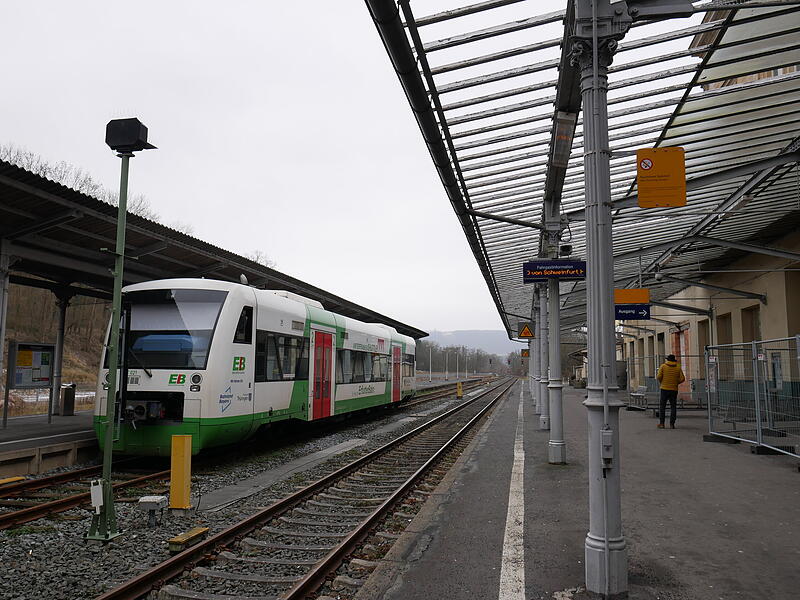 Der Bahnhof in Bad Kissingen ist weiterhin eine Baustelle und wirkt in vielen Bereichen ungepflegt und wenig einladend