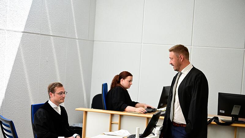Staatsanwalt Moritz Schuderer, eine Protokollführerin und Rechtsanwalt Maximilian Glabasnia aus Bamberg