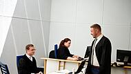 Staatsanwalt Moritz Schuderer, eine Protokollführerin und Rechtsanwalt Maximilian Glabasnia aus Bamberg