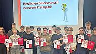 B&ouml;rsenspiel-Betreuerin Magdalena Kestel mit den vier Gewinnerteams das Caspar-Vischer-Gymnasiums