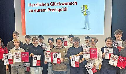 B&ouml;rsenspiel-Betreuerin Magdalena Kestel mit den vier Gewinnerteams das Caspar-Vischer-Gymnasiums
