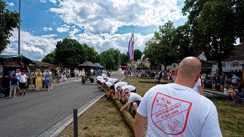 Kirchweih in Sassanfahrt: Den Auftakt am Samstag machten die B&ouml;llersch&uuml;tzen Hubertus 70. Dann folgte der Abmarsch zum Dorfplatz, um dort den Kirchweihbaum aufzustellen.
