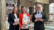 Oberbürgermeister Dirk Vogel (rechts) präsentiert den Flyer zu den Gesundheitswochen zusammen mit der Geschäftsleiterin der Bayerischen Staatsbad Bad Kissingen GmbH Kurdirektorin Silvie Thormann und der Projektverantwortlichen der Stadt Bad Kissin...