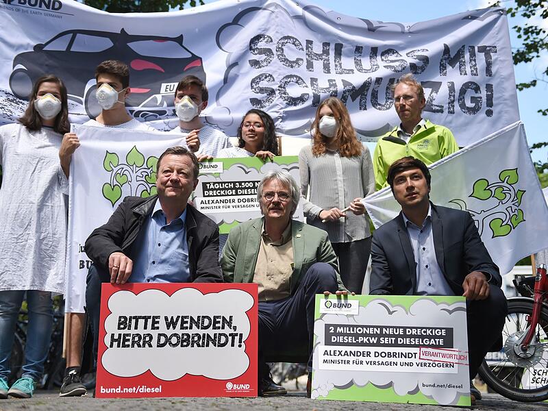 Umweltschützer machen vor Diesel-Spitzengespräch Druck Umweltschützer machen vor Diesel-Spitzengespräch Druck