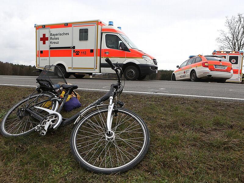 Tödlicher Unfall: Radfahrer stürzt Wiese hinab– Polizei bittet um Hinweise Tödlicher Unfall: Radfahrer stürzt Wiese hinab– Polizei bittet um Hinweise