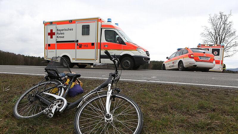 T&ouml;dlicher Unfall: Radfahrer st&uuml;rzt Wiese hinab&ndash; Polizei bittet um Hinweise
