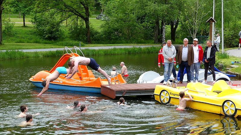 Ingo Moos, Markus H&uuml;bner, Herwig Neumann, Harald Will und Hans J&uuml;rgen Sack (von rechts) beobachten den Start in die neue Badesaison.