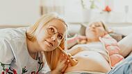 Hebamme Kristina Schnappauf begleitet werdende Mütter vom positiven Schwangerschaftstest bis weit über den Kreißsaal hinaus.