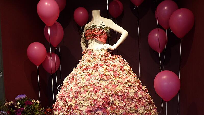 Die Frauenskulptur mit dem Bl&uuml;tenrock war nur eines der Highlights des Abends