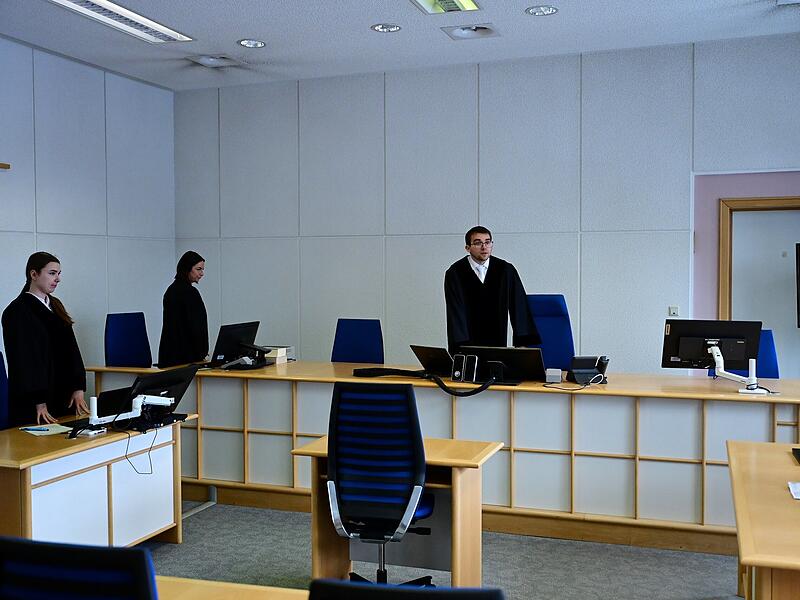 Staatsanw&auml;ltin Arnold, eine Protokollf&uuml;hrerin und Strafrichter Jonathan Maier kurz vor Prozessbeginn