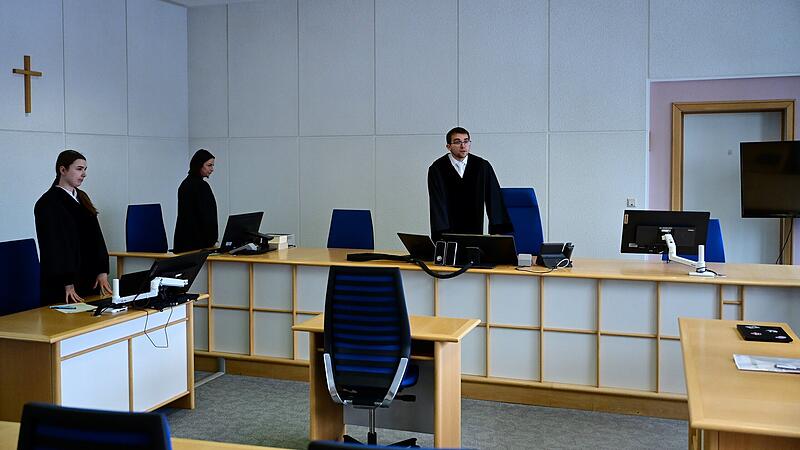 Staatsanw&auml;ltin Arnold, eine Protokollf&uuml;hrerin und Strafrichter Jonathan Maier kurz vor Prozessbeginn