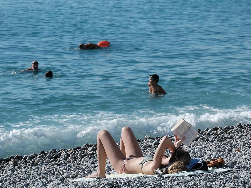 Menschen genießen am Mittelmeer in Nizza die sommerlichen Temperaturen. Fernreisen sind bei den Bayern aktuell nicht so angesagt. Menschen genießen am Mittelmeer in Nizza die sommerlichen Temperaturen. Fernreisen sind bei den Bayern aktuell nicht so angesagt.
