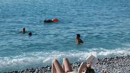 Menschen genie&szlig;en am Mittelmeer in Nizza die sommerlichen Temperaturen.  Fernreisen sind bei den Bayern aktuell nicht so angesagt.