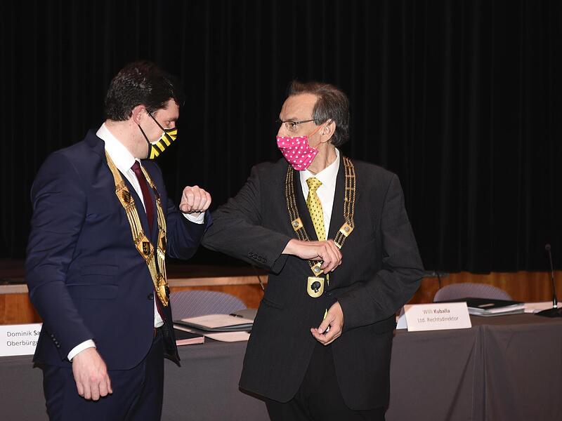 Amtsantritt mit Maske: Dominik Sauerteig, hier im Mai 2020 mit dem damaligen Dritten Bürgermeister Thomas Nowak, der im März 2022 verstorben ist. Amtsantritt mit Maske: Dominik Sauerteig, hier im Mai 2020 mit dem damaligen Dritten Bürgermeister Thomas Nowak, der im März 2022 verstorben ist.