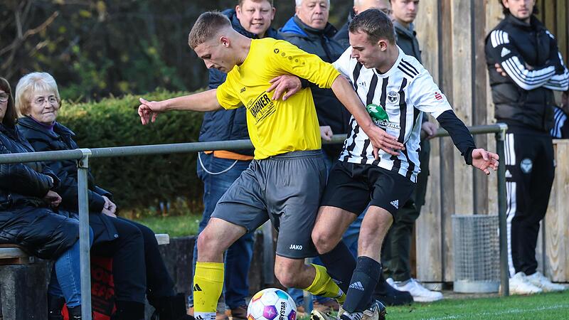 An der Außenlinie kann der Neufanger Johannes Münzel (weiß) von seinem Gegenspieler Jonas Wich den Ball erobern.