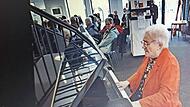 Die Seniorenleiterin Edith Fuchs gab am Fl&uuml;gel eine Melodie von Mozart zum Besten.