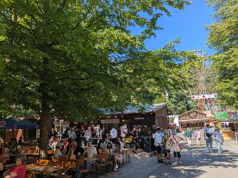 Noch rund 40 Minuten bis zum Anstich! Das Annafest füllt sich immer weiter. Die Aufregung steigt.Forchheim & Fränkische Schweiz Noch rund 40 Minuten bis zum Anstich! Das Annafest füllt sich immer weiter. Die Aufregung steigt.