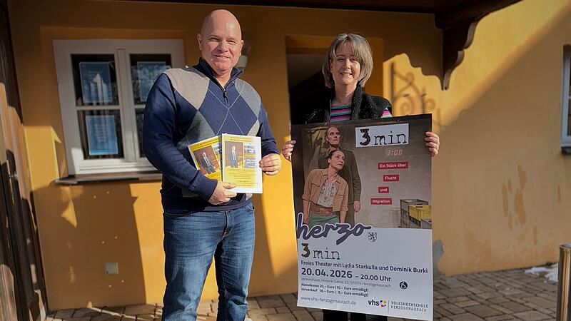 Oliver Kundler und Fabienne Gei&szlig;d&ouml;rfer stellen das neue Programm der VHS Herzogenaurach vor.