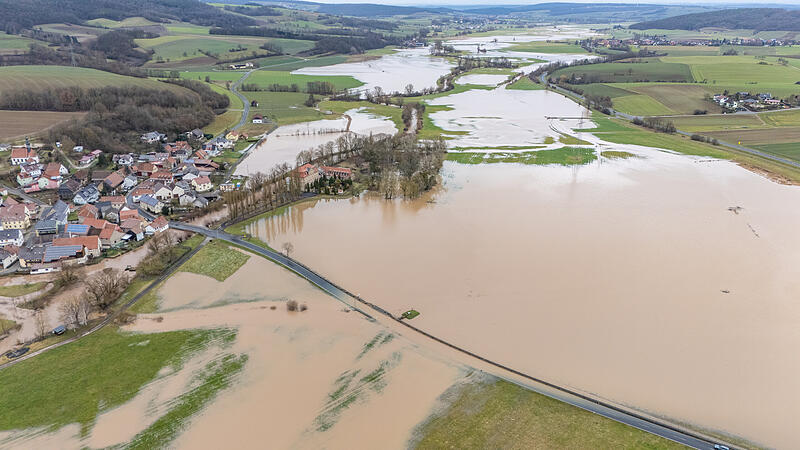 Im nördlichen Landkreis Bamberg ist die Itz aktuell ein vielen Stellen über die Ufer getreten.