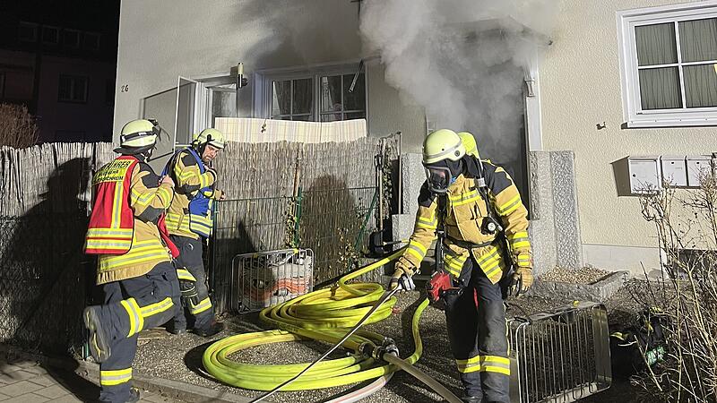 Dichter Qualm drang aus dem Keller des Hauses infolge des Batteriebrands.