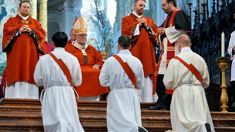 Gottesdienst mit Kardinal Reinhard Marx mit Priesterweihe Gottesdienst mit Kardinal Reinhard Marx mit Priesterweihe