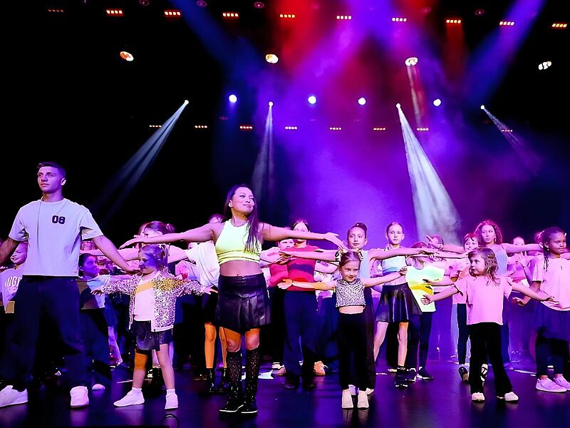 Mit einer bunten B&uuml;hnenshow pr&auml;sentierte sich das Kulmbach Dance Center in der Stadthalle.Thorsten Ochs