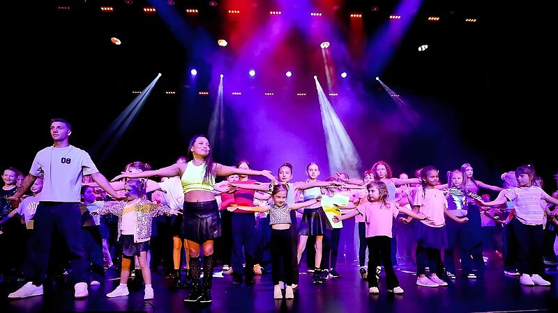 Mit einer bunten B&uuml;hnenshow pr&auml;sentierte sich das Kulmbach Dance Center in der Stadthalle.Thorsten Ochs