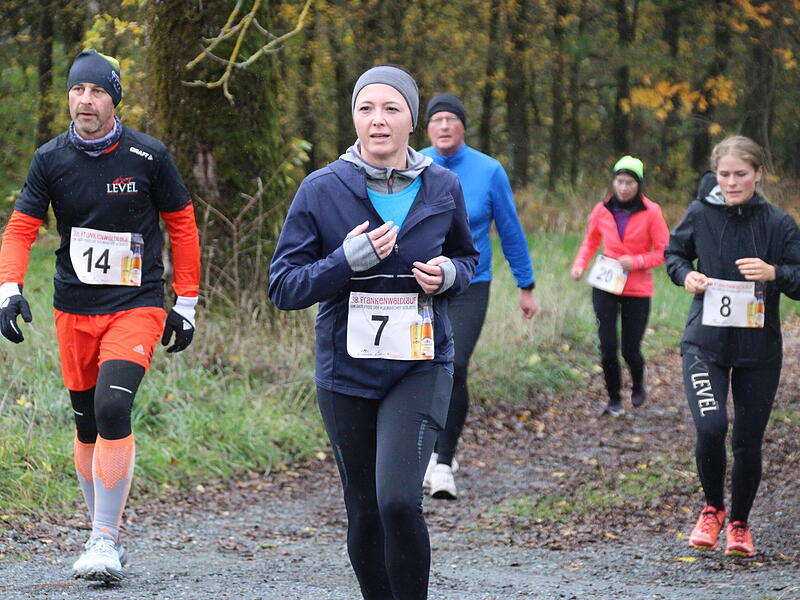 Trotz nasskaltem Herbstwetter lie&szlig;en sich die Sportler den Spa&szlig;  beim 38. Frankenwaldlauf der LG Ludwigschorgast nicht vermiesen.