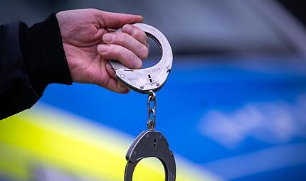 Polizei und Handschellen Polizei und Handschellen