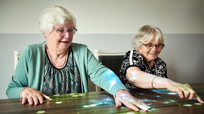 Die „Zaubertafel“ Tover projiziert Bilder auf den Tisch. Deren Berührung stimuliert die Sinne von Menschen mit Demenz.