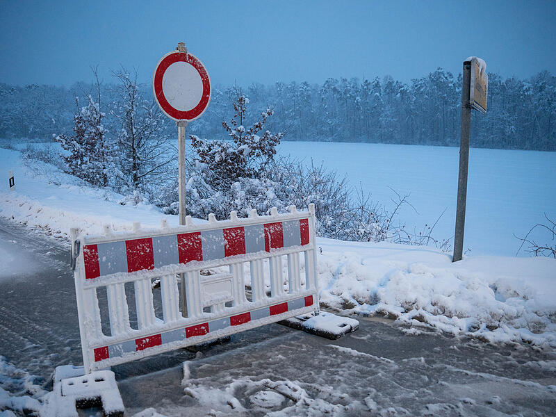 Starke und anhaltende Schneef&auml;lle haben am Montagabend (26.01.2026) im Landkreis Forchheim zu erheblichen Einschr&auml;nkungen im Stra&szlig;enverkehr und zu zahlreichen Feuerwehreins&auml;tzen gef&uuml;hrt.